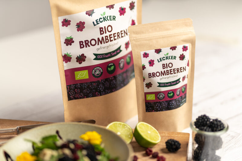 Gefriergetrocknete Brombeeren Packungen angerichtet in einer Mahlzeit