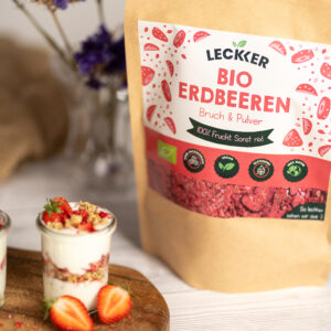 Gefriergetrockneter Erdbeer Bruch auf einem Dessert