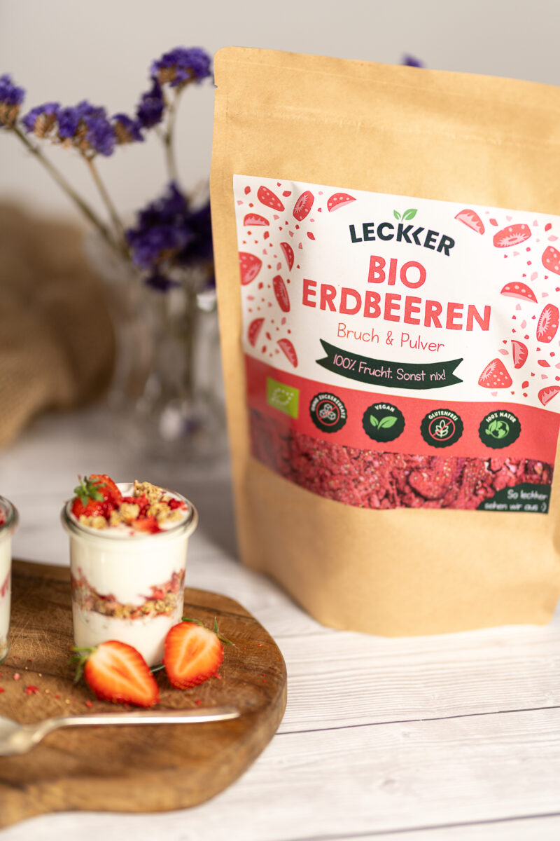 Gefriergetrockneter Erdbeer Bruch auf einem Dessert