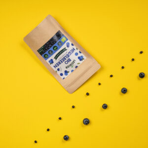 Gefriergetrocknete Blaubeeren auf gelbem Hintergrund