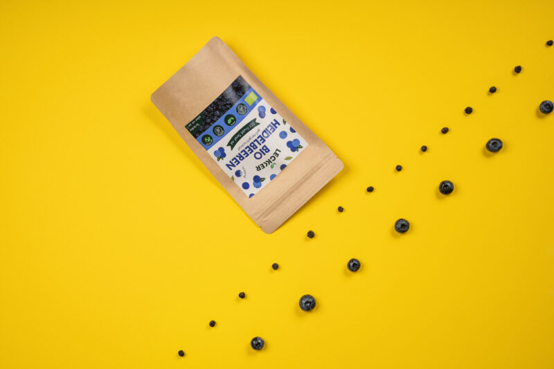 Gefriergetrocknete Blaubeeren auf gelbem Hintergrund