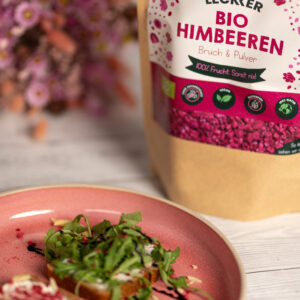 Gefriergetrocknete Himbeeren Bruch auf Brot angerichtet