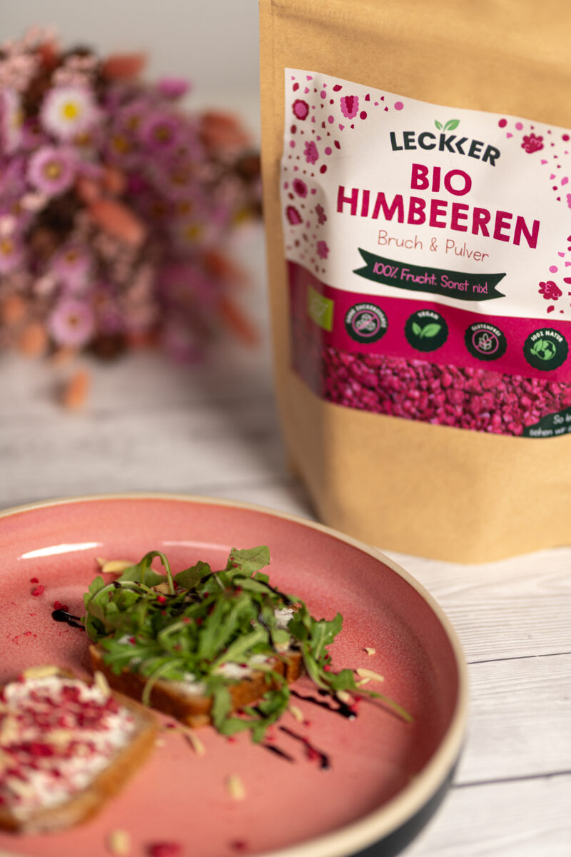 Gefriergetrocknete Himbeeren Bruch auf Brot angerichtet