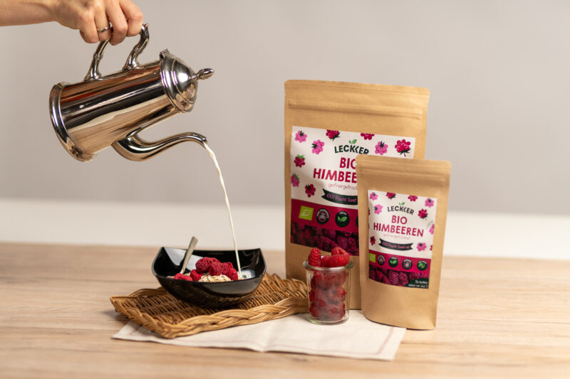Gefriergetrocknete Himbeeren angerichtet im Müsli