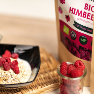 Gefriergetrocknete Himbeeren und frische Himbeeren