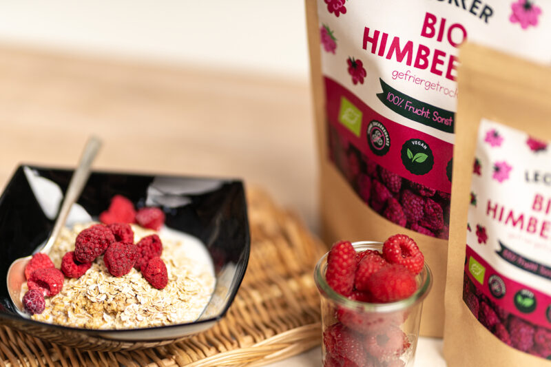 Gefriergetrocknete Himbeeren und frische Himbeeren