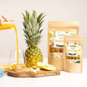 Gefriergetrocknete Ananas Packung neben einer Ananas und Ananassmoothie