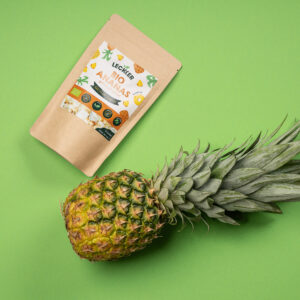 Gefriergetrocknete Ananas Packung neben frischer Ananas