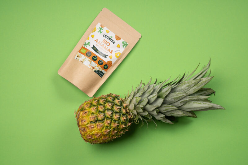 Gefriergetrocknete Ananas Packung neben frischer Ananas
