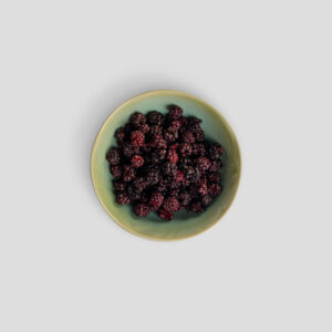 Gefriergetrocknete Brombeeren in einer Schale