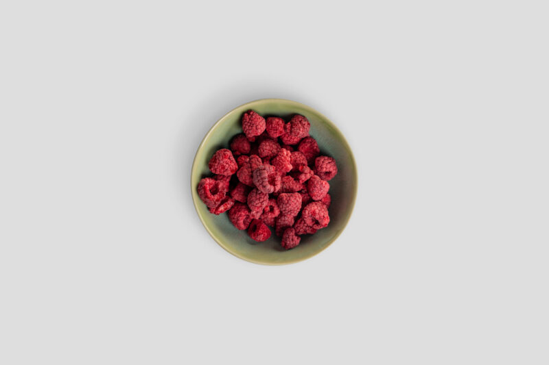 Gefriergetrocknete Himbeeren in Schale