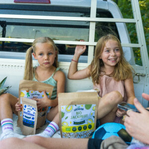 Gefriergetrocknete Jackfruit Packung bei zwei Kindern auf einem Pickup