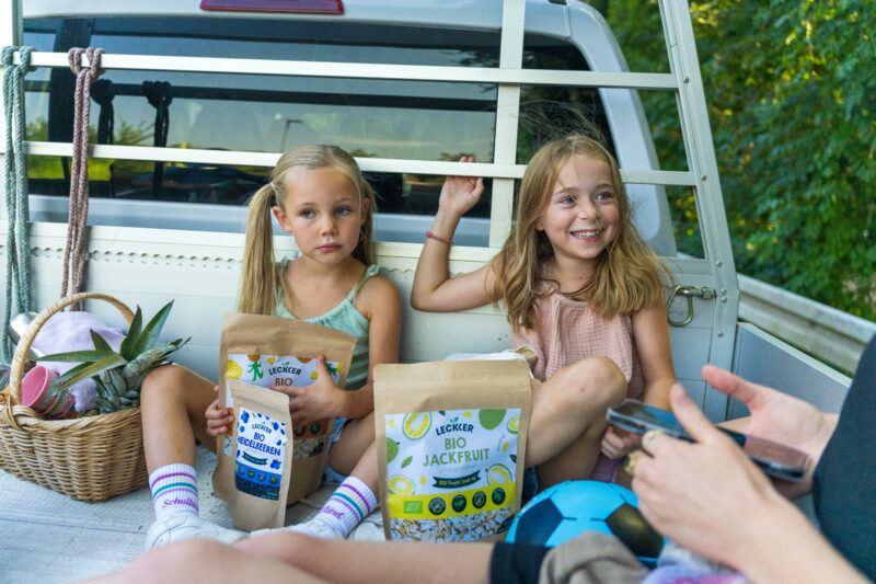 Gefriergetrocknete Jackfruit Packung bei zwei Kindern auf einem Pickup