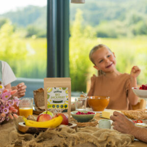 Familie beim Frühstück mit gefriergetrockneter Jackfruit