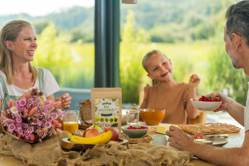 Familie beim Frühstück mit gefriergetrockneter Jackfruit
