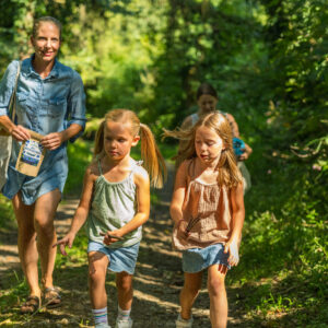 Familie im Wald mit gefriergetrockneten Heidelbeeren