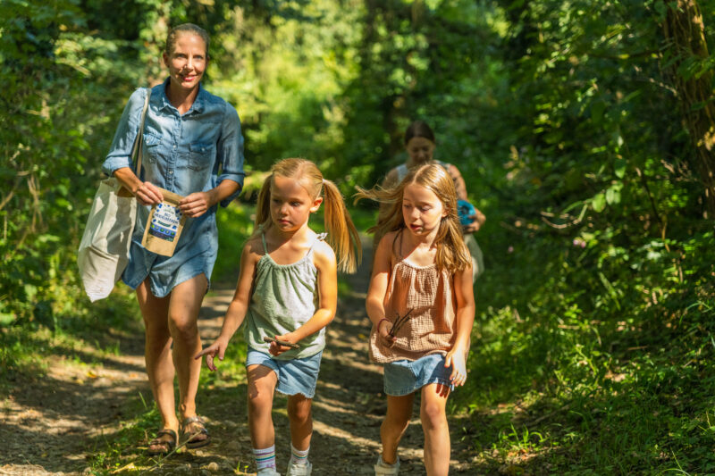 Familie im Wald mit gefriergetrockneten Heidelbeeren