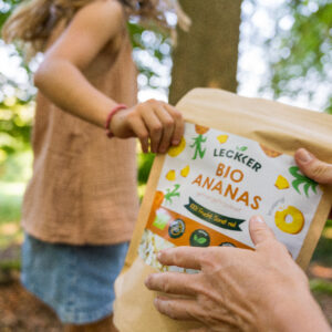 Gefriergetrocknete Ananas beim Spielen der Kinder