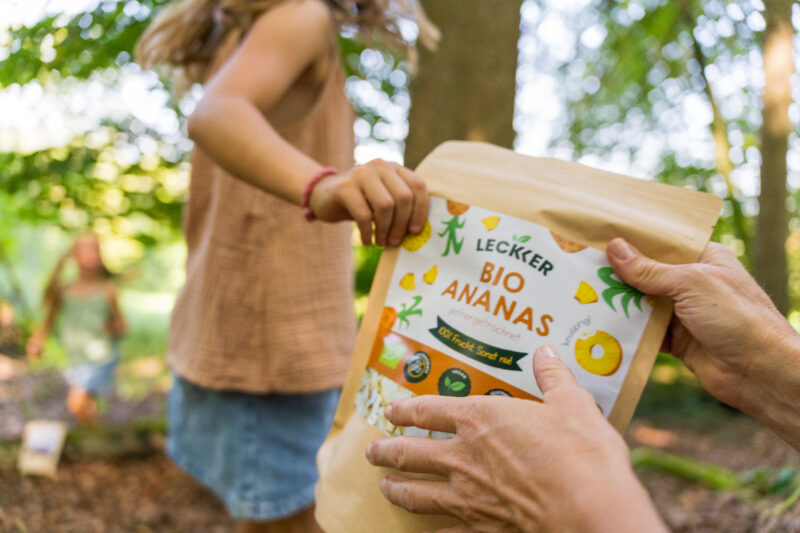 Gefriergetrocknete Ananas beim Spielen der Kinder