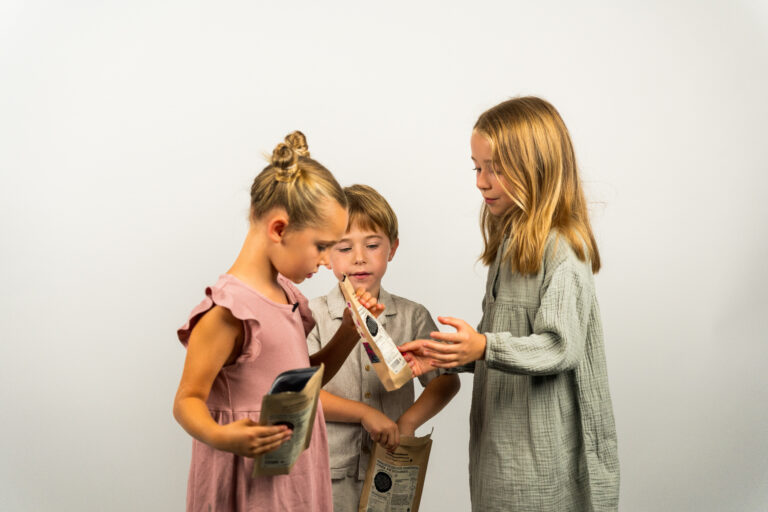 Kinder haben gefriergetrocknete Früchte in der Hand