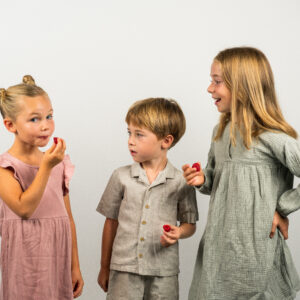 3 Kinder mit gefriergetrockneten Himbeeren