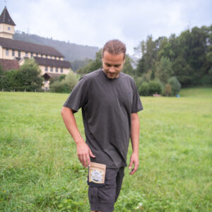 Mann beim Spazieren mit gefriergetrockneter Jackfruit in seiner Tasche