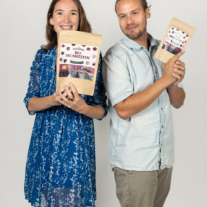 Mann und Frau mit gefriergetrockneter Brombeeren Packung