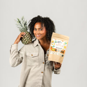 Frau mit gefriergetrockneter Ananas und Ananas